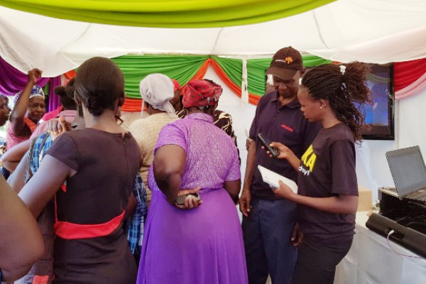 Community members sign up for Fafanuka © Kenya NCD Alliance