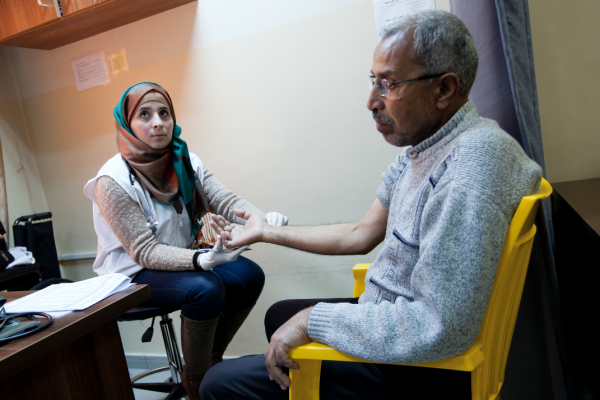 ew registered patient Mohamed 64 years old from Damascus is doing his first check up with MSF nurse Ala'a Al Share. © N'gadi Ikram / Courtesy of MSF